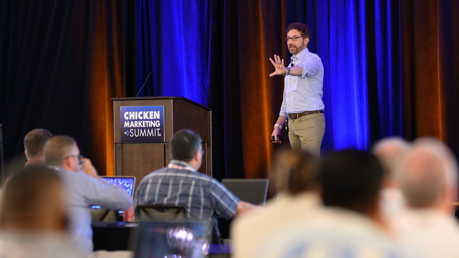Erkin-Peksoz-of-Circana-presenting-web Erkin Peksoz of Circana presenting to crowd at Chicken Marketing Summit